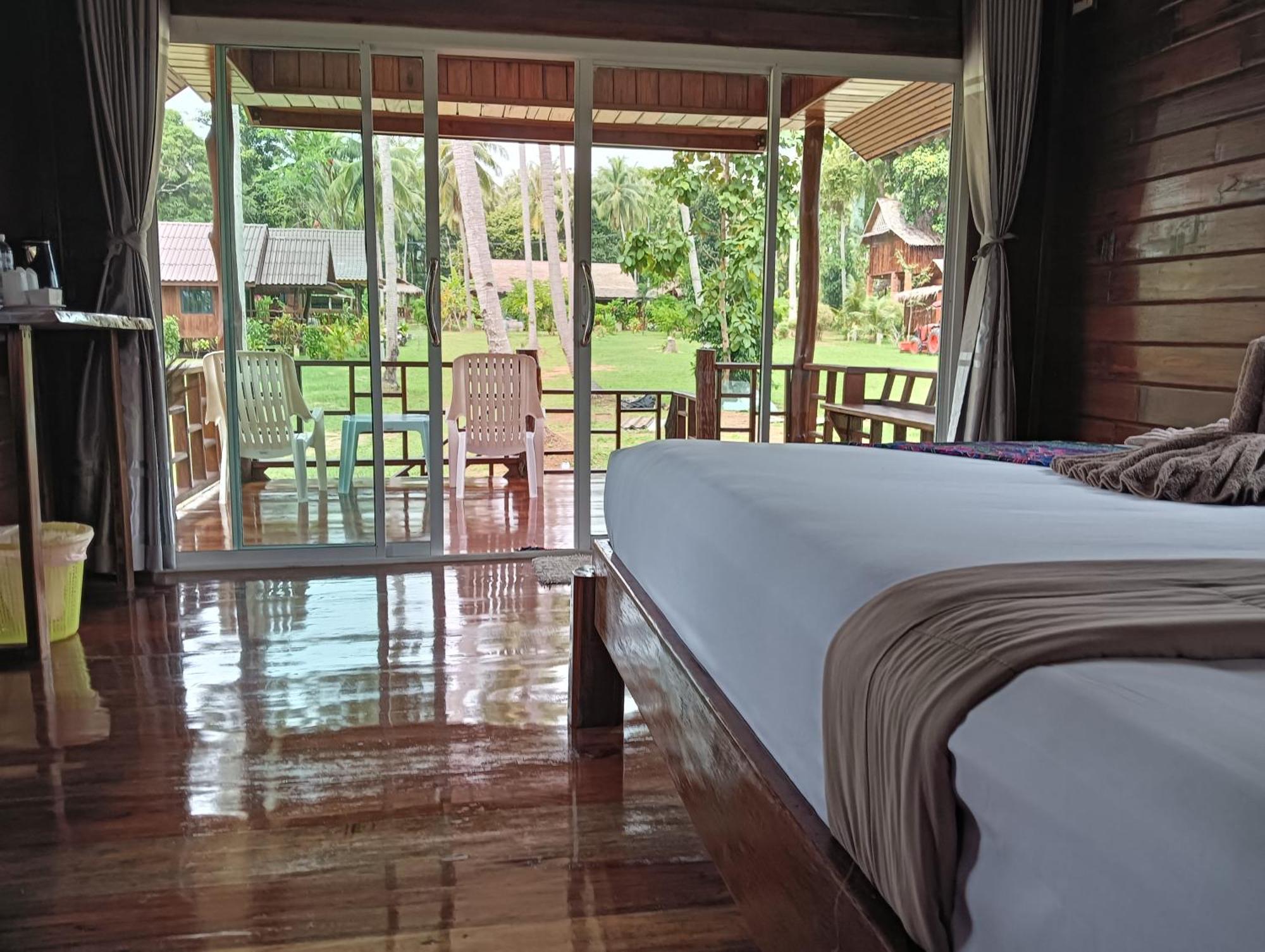 Kohjum Freedom Resort Koh Jum Exterior photo
